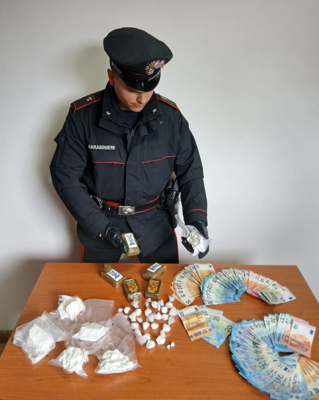 A casa con oltre un chilo di droga, due arresti