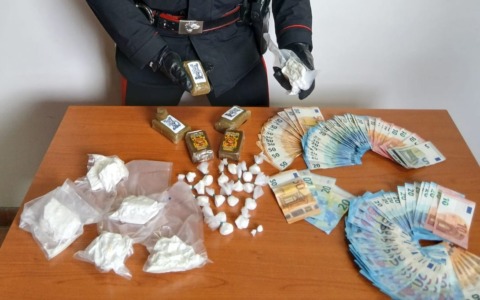 A casa con oltre un chilo di droga, due arresti