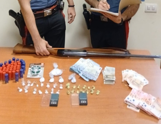 Trovato con droga ed armi, arrestato