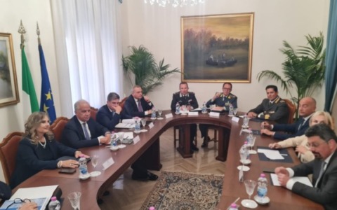Attentati, vertice con il ministro Piantedosi: “Lo Stato non arretra, anzi risponderà con azioni concrete”
