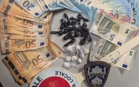 30 dosi di cocaina nascoste nell’auto: arrestato trentenne colombiano