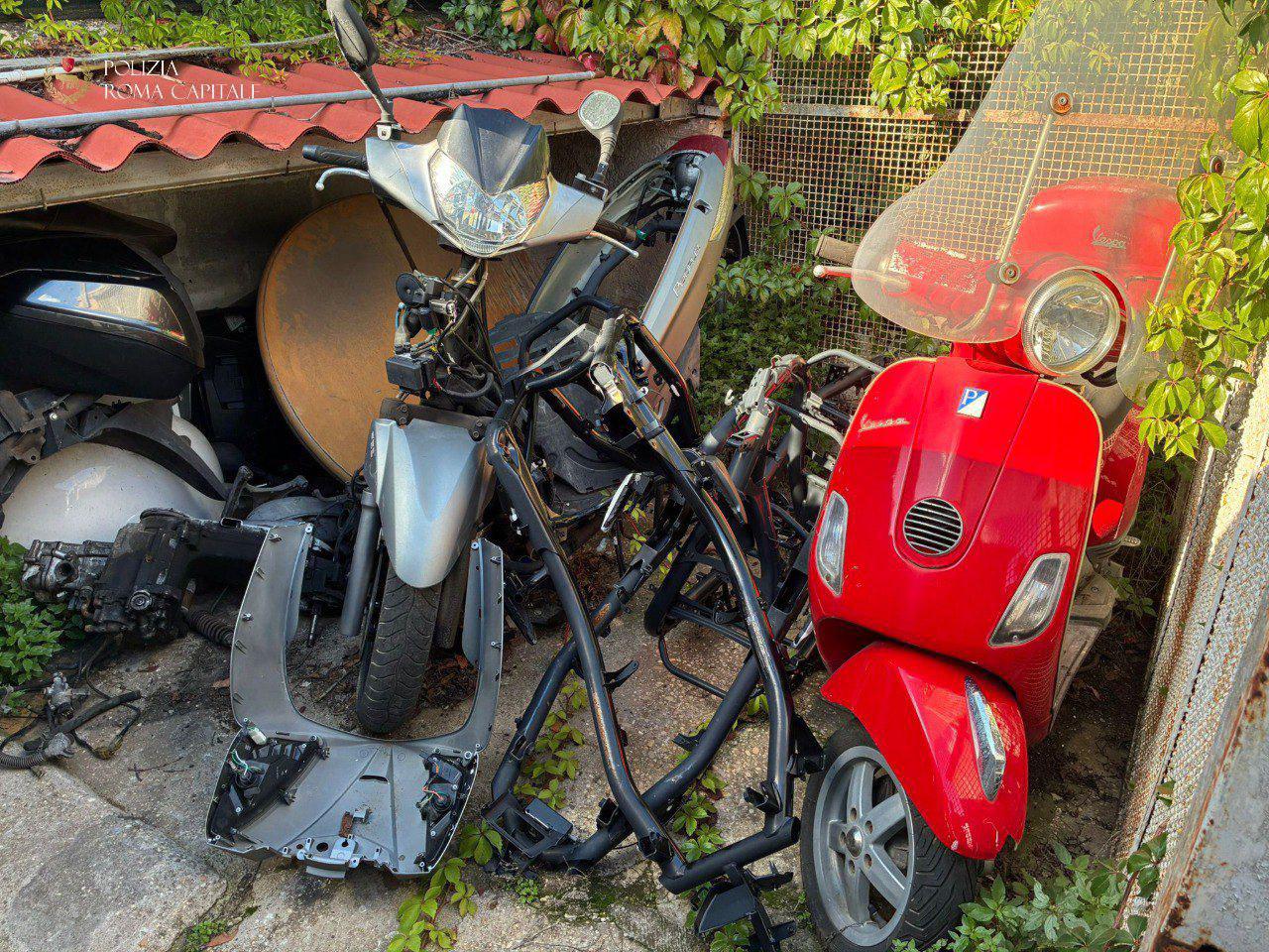 Scoperto deposito di moto rubate: veicoli smontati e rivenduti online, denunciato un 60enne