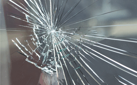 Vandali imbrattano la sede sindacale con scritte no-vax