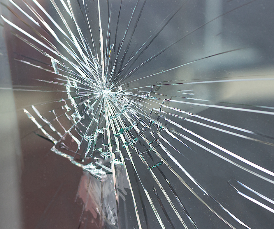 Vandali imbrattano la sede sindacale con scritte no-vax