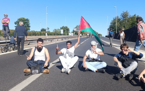 Corteo pro-Palestina: migliaia in piazza da tutta Italia, massima allerta sicurezza