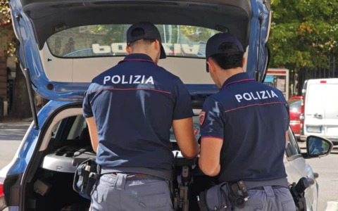 Picchiano un ragazzo per rubargli lo smartphone a Trastevere, arrestati