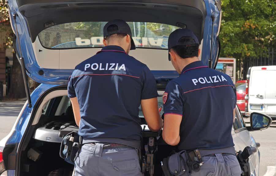 Picchiano un ragazzo per rubargli lo smartphone a Trastevere, arrestati