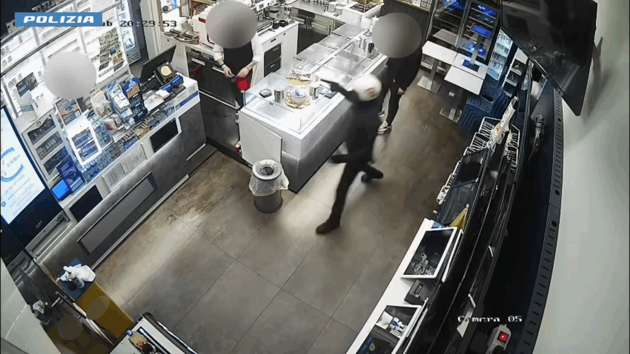 Rapine a mano armata nei bar e nelle tabaccherie, presa la banda. LE IMMAGINI