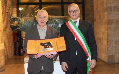 Robert De Niro riceve la Lupa Capitolina dal Sindaco Gualtieri