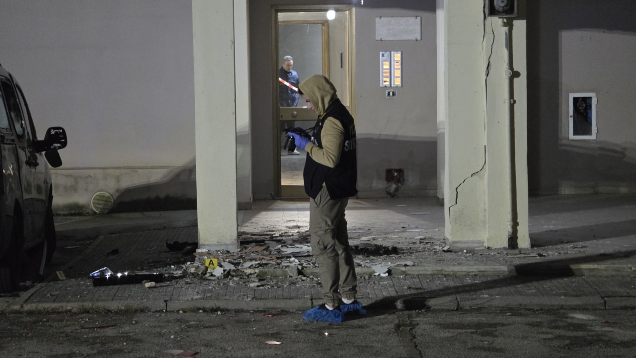 Bomba esplode nell’androne di un palazzo. Paura e danni. IMMAGINI E INTERVISTE