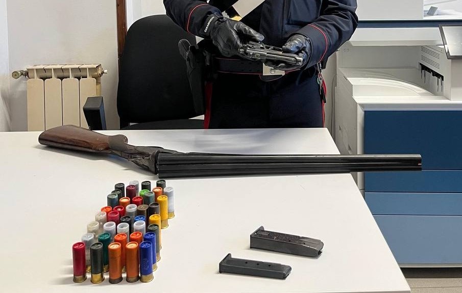 Armi e munizioni, arrestato un uomo dai carabinieri
