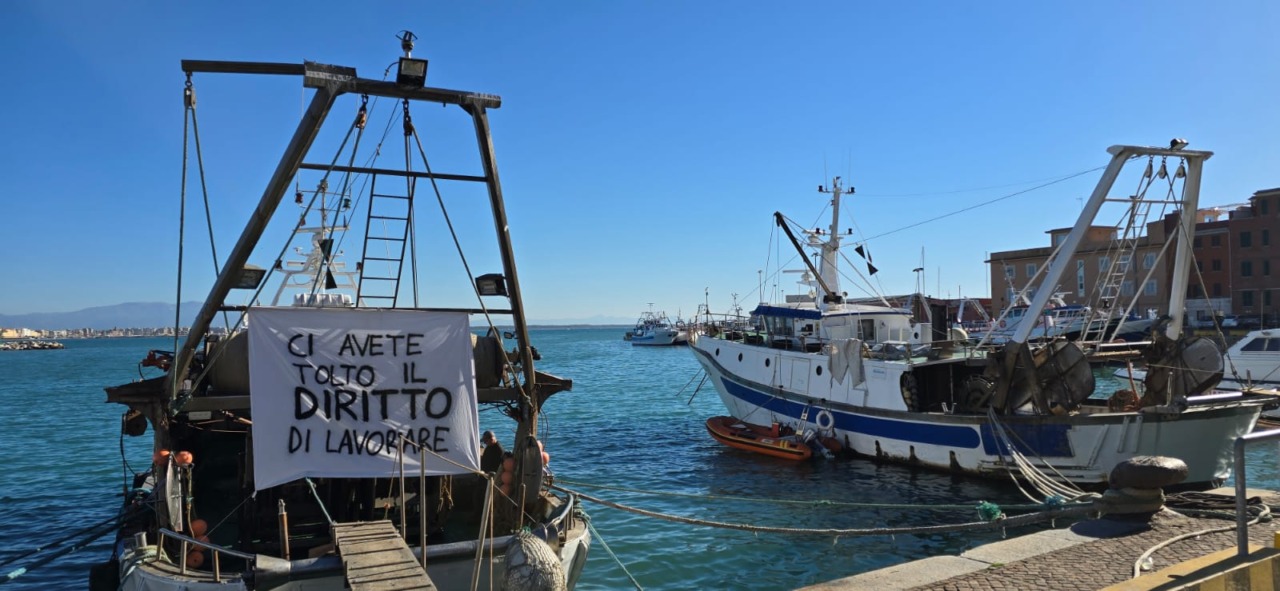 Pescatori fermi e senza aiuti si ribellano al fermo biologico