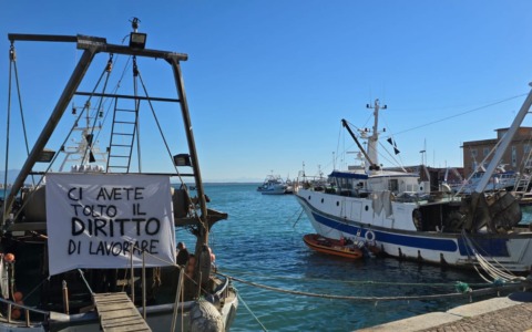 Pescatori fermi e senza aiuti si ribellano al fermo biologico