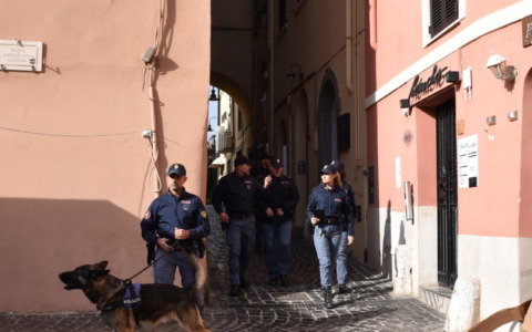 Tre arresti della Polizia per droga ed uno per violenza domestica e resistenza a P.U.