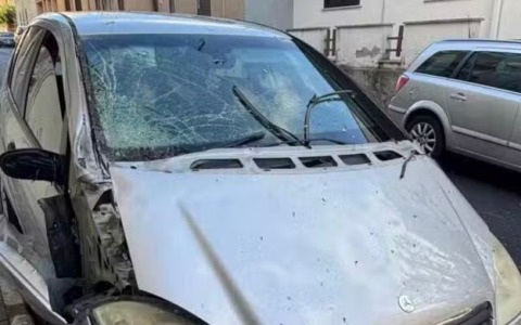 Atto intimidatorio, bomba carta danneggia l’auto di una donna