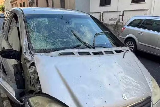 Atto intimidatorio, bomba carta danneggia l’auto di una donna