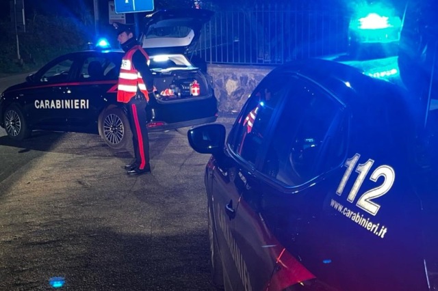 Uomo violento evade dai domiciliari e taglia il braccialetto elettronico