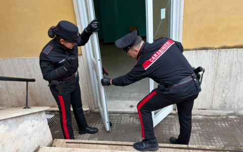 Tentato furto in una scuola, arrestato 20enne