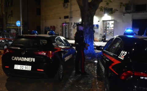 Aggredito e rapinato un 21enne: due uomini arrestati