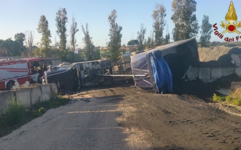 Mezzo pesante si ribalta in via Settevene Palo, ferito l’autotrasportatore