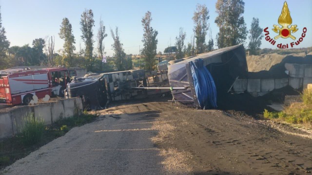 Mezzo pesante si ribalta in via Settevene Palo, ferito l’autotrasportatore