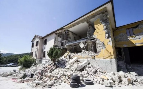 Il crollo del campanile durante il terremoto del 2016, condannato l’ex sindaco