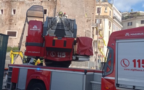 Evacuati i residenti vicino alla Torre dei Conti ai Fori Imperiali dopo i crolli di ieri