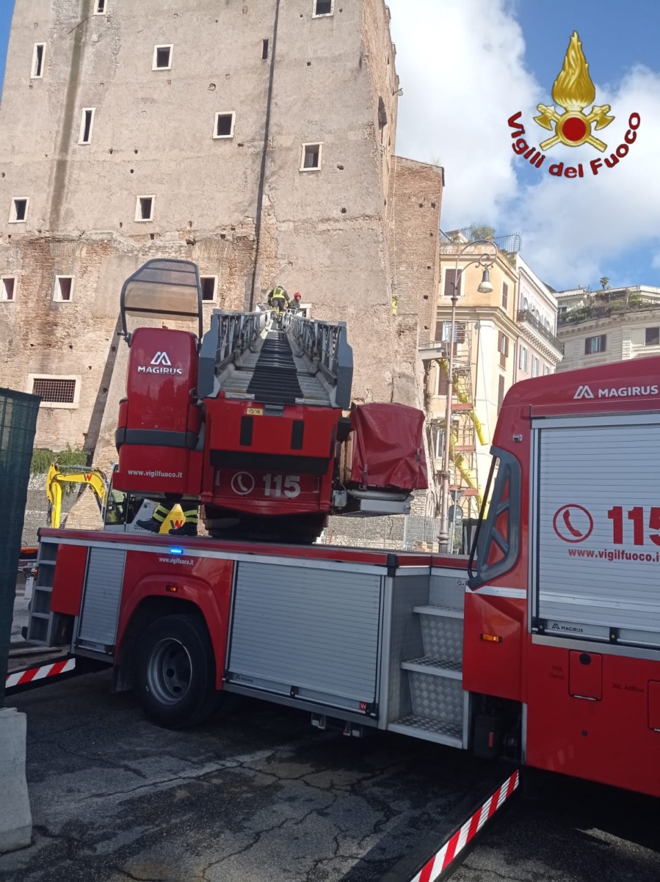 Evacuati i residenti vicino alla Torre dei Conti ai Fori Imperiali dopo i crolli di ieri