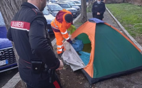 Degrado e rifiuti, denunce e allontanamenti.