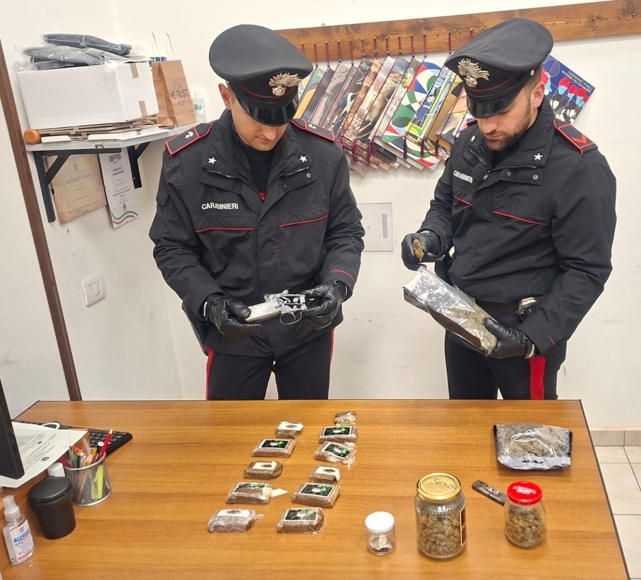 Minaccia il dipendente di un bar e a casa gli trovano pezzi di un fucile rubato e droga, arrestato