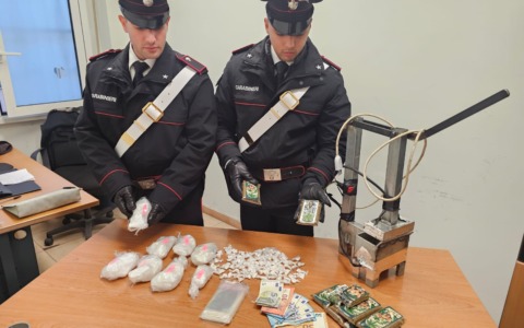 Cocaina, hashish ed eroina, arrestati dai Carabinieri un uomo ed una donna