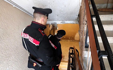 Droga e armi in casa, un 55 enne arrestato dai carabinieri
