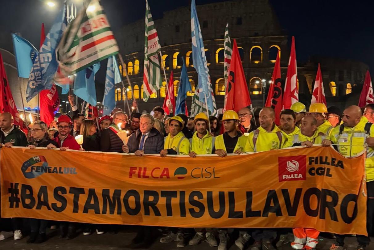 La fiaccolata per Octav Stroici: “Basta morti sul lavoro”
