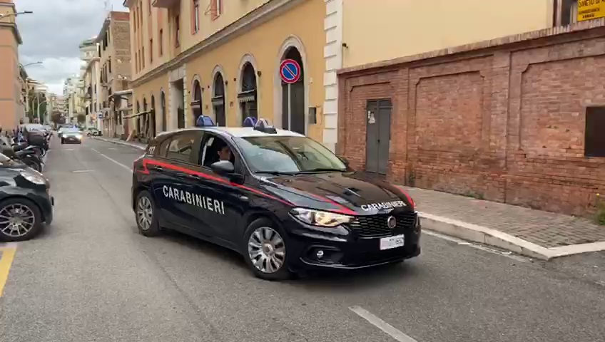 Controlli dei carabinieri a Porta Portese