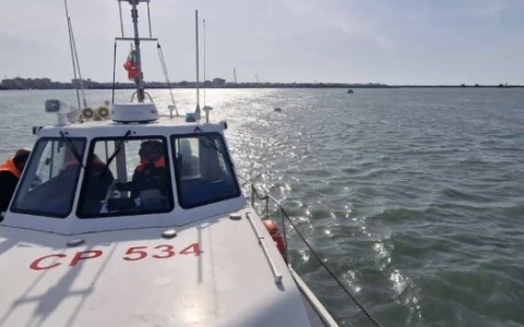 Barca finisce su scogli vicino al Porto Ostia, soccorsi 2 diportisti