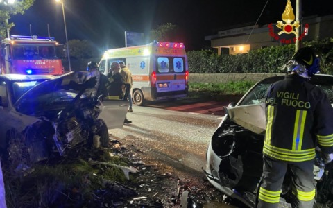 Scontro tra due auto, morto un 19enne. Feriti gli amici