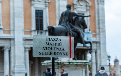 Consiglio comunale, in apertura i nomi delle vittime di femminicidio