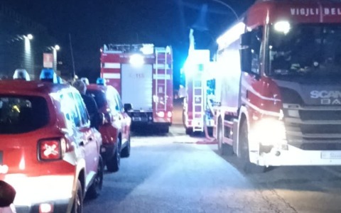 Fiamme in un capannone occupato, tre intossicati