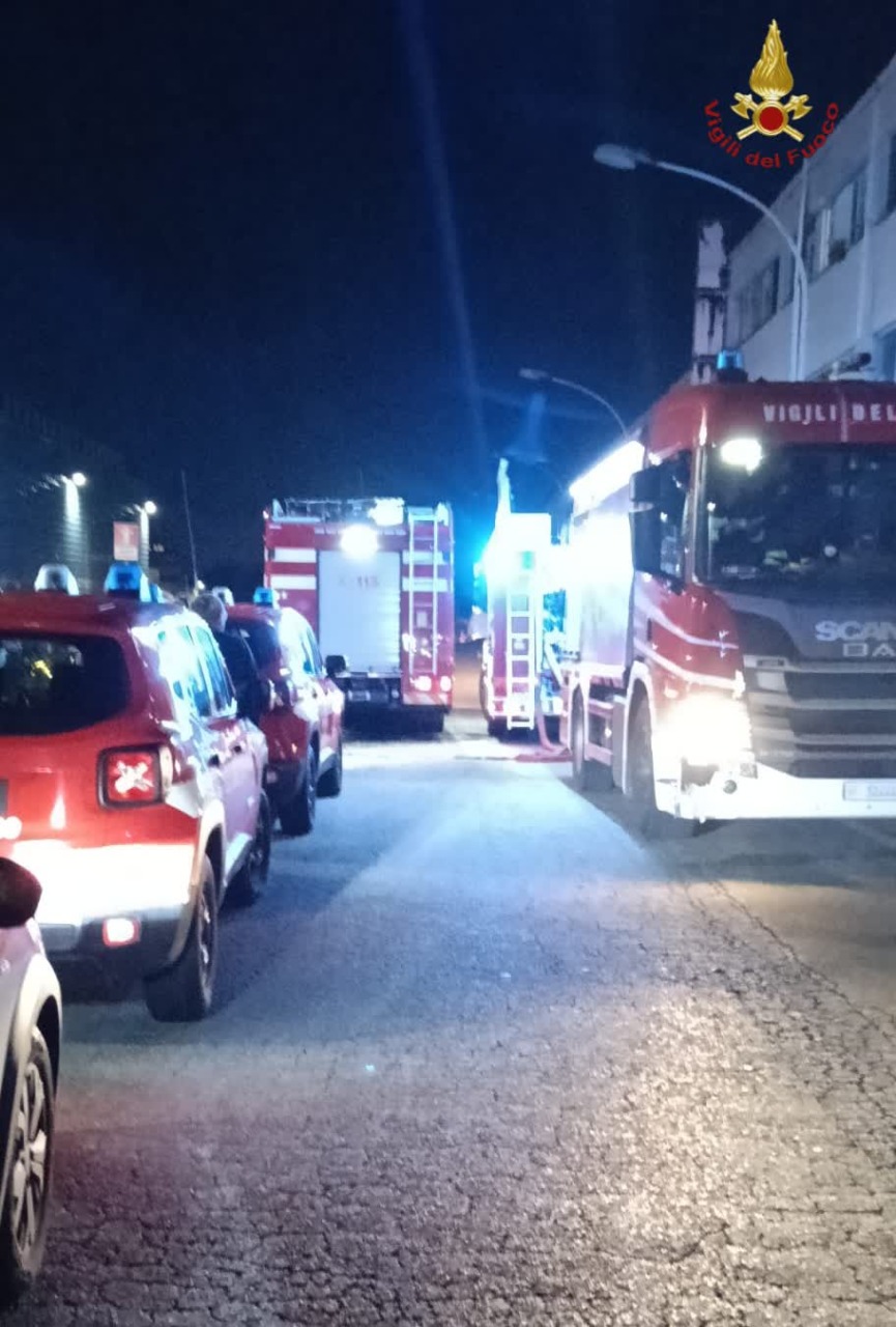 Fiamme in un capannone occupato, tre intossicati