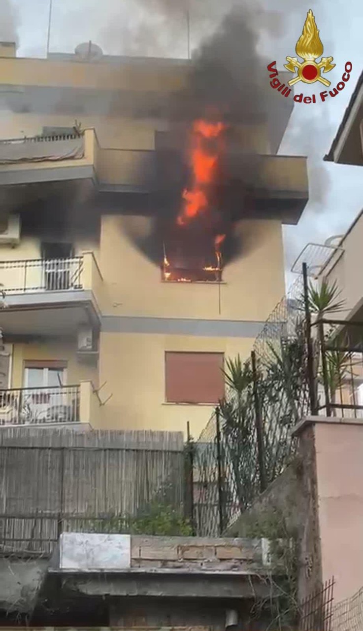 Appartamento in fiamme a Primavalle, due intossicati