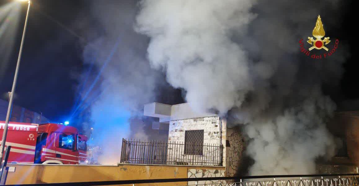 A fuoco un magazzino di proprietà cinese. Al lavoro nove squadre dei Vigili del Fuoco