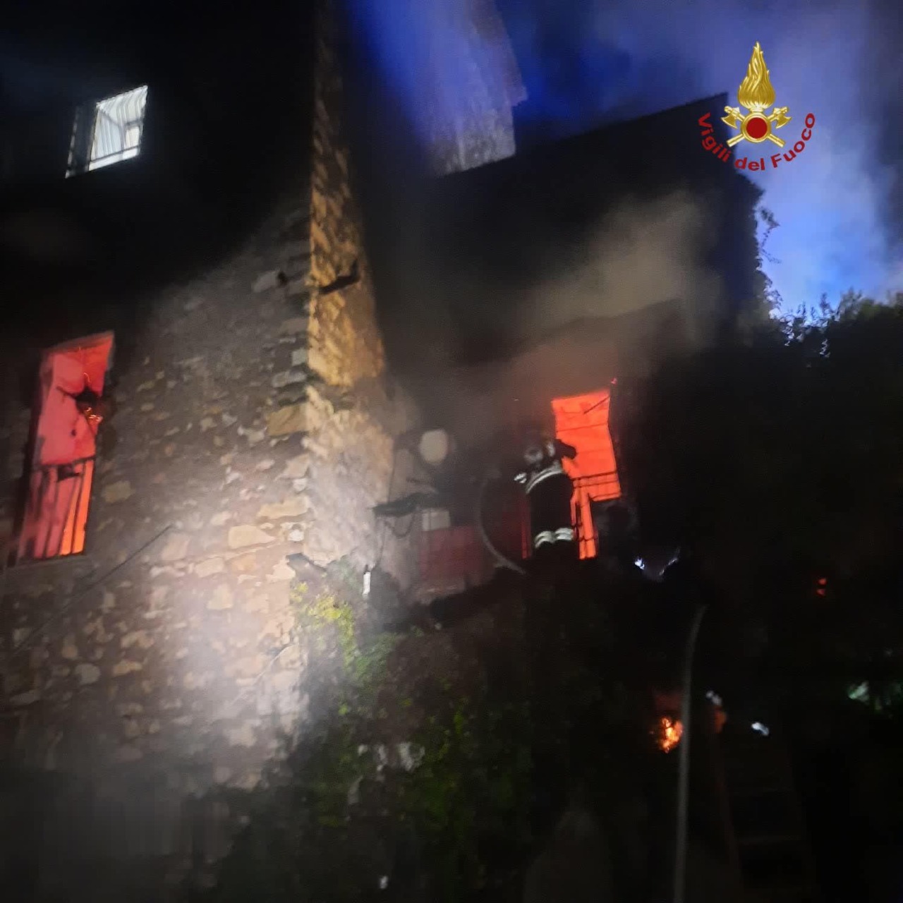 Incendio in un appartamento, i Vigili del Fuoco salvano quattro persone