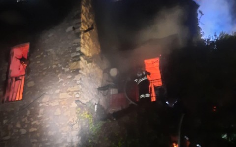 Incendio in un appartamento, i Vigili del Fuoco salvano quattro persone