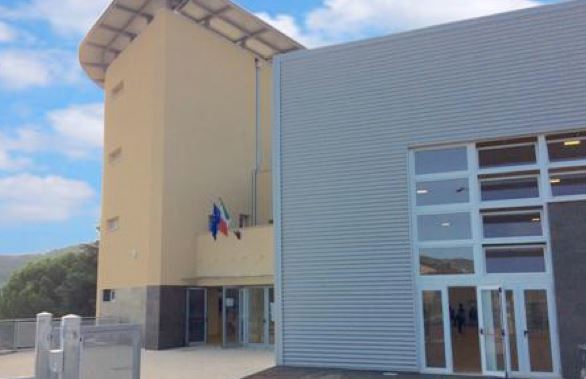 Atti vandalici, topi e anche una volpe, inagibile l’Istituto Publio Elio Adriano