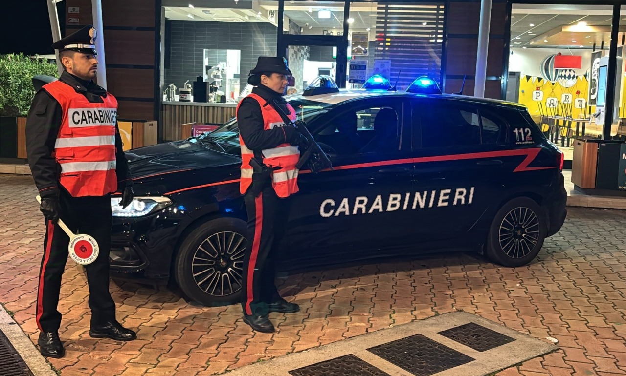 Non si fermano all’alt dei Carabinieri, due arresti. Si cercano tre persone