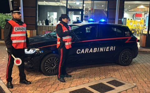 Non si fermano all’alt dei Carabinieri, due arresti. Si cercano tre persone