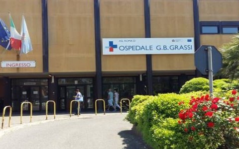 Minaccia di darsi fuoco, perché non accetta la relazione del figlio con un’italiana