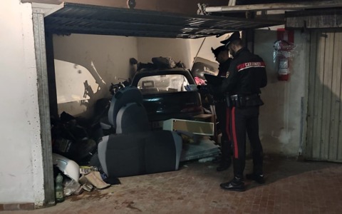 In fuga con auto rubata ad Ostia, scoperto un deposito di veicoli e parti rubate