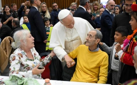 La Giornata dei proveri, a tavola con il Papa dove la fame trova sollievo, amicizia, speranza