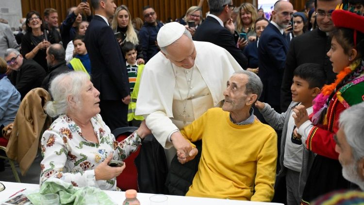La Giornata dei proveri, a tavola con il Papa dove la fame trova sollievo, amicizia, speranza
